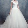 How a petite bride chooses a wedding dress