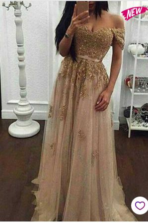 The florist teaches you the bouquets of different wedding dresses