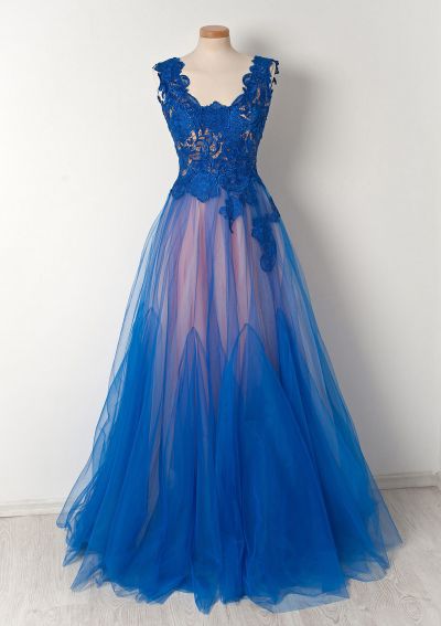 Clutch party dresses for elegant get-togethers 