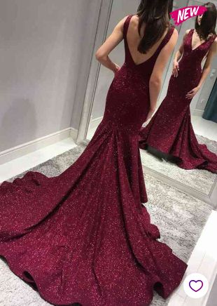 What kind of wedding dress does a little girl look good on